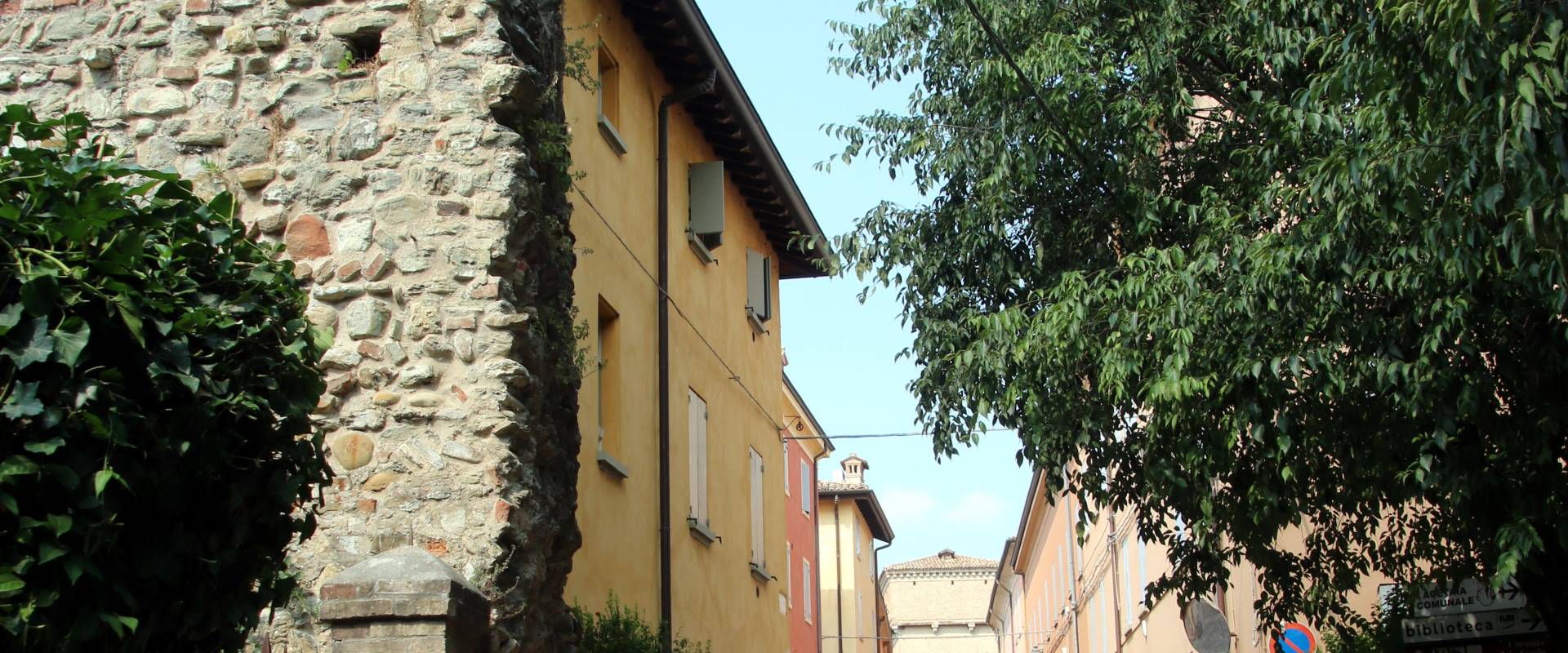 Antiche mura di Castelvetro di Modena 02 photo by Mongolo1984